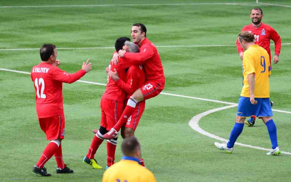 Azərbaycanlı nazir rəsmi geyimdə futbolçulara top ötürdü -  FOTOLAR