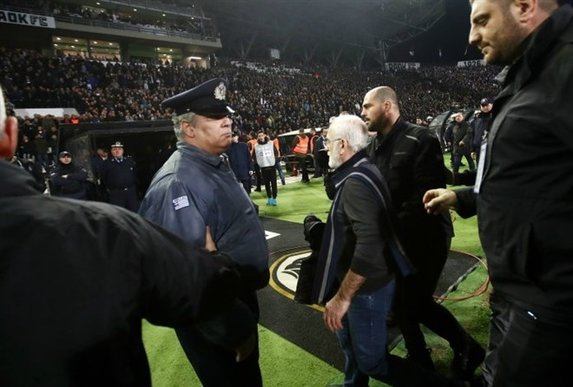 Klub prezidenti meydana silahla girdi - VİDEO + FOTO