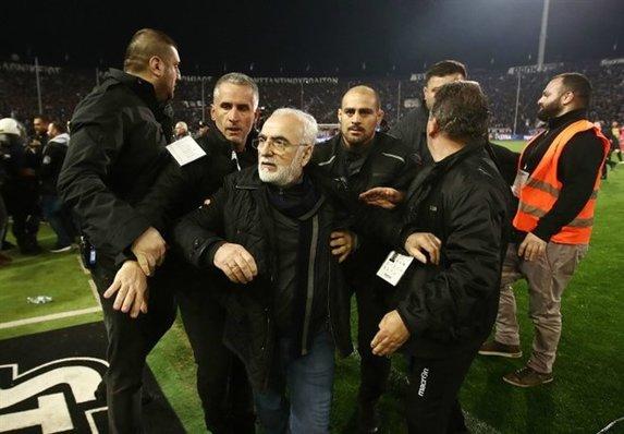 Klub prezidenti meydana silahla girdi - VİDEO + FOTO