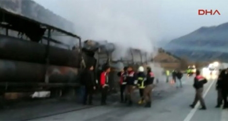Avtobus TIR-la toqquşdu: 6 ölü, 19 yaralı var (FOTO)