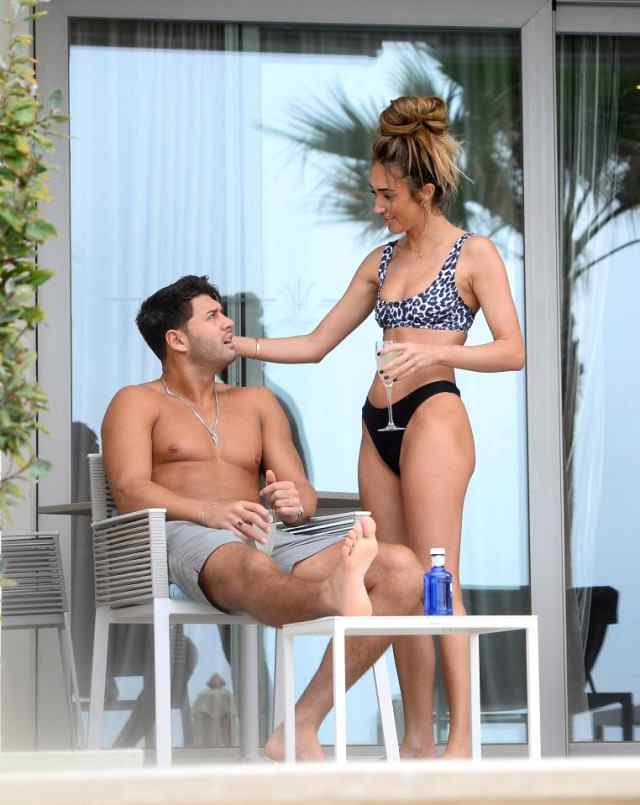 Futbolçu sevgilisi ilə   UYÄžUNSUZ VƏZİYYƏTDƏ görüntüləndi- FOTO 