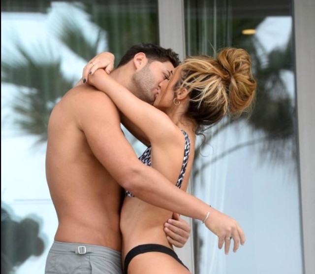 Futbolçu sevgilisi ilə   UYÄžUNSUZ VƏZİYYƏTDƏ görüntüləndi- FOTO 