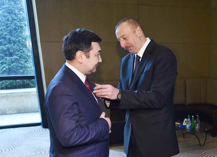 Dövlət başçısı Darxan Kıdırəliyə orden təqdim etdi 