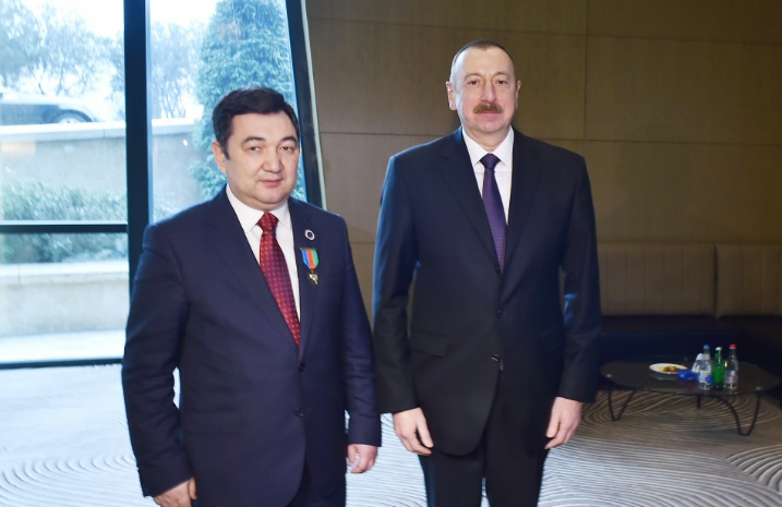 Dövlət başçısı Darxan Kıdırəliyə orden təqdim etdi 