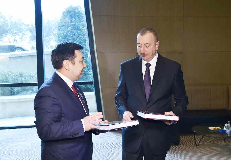 Dövlət başçısı Darxan Kıdırəliyə orden təqdim etdi 