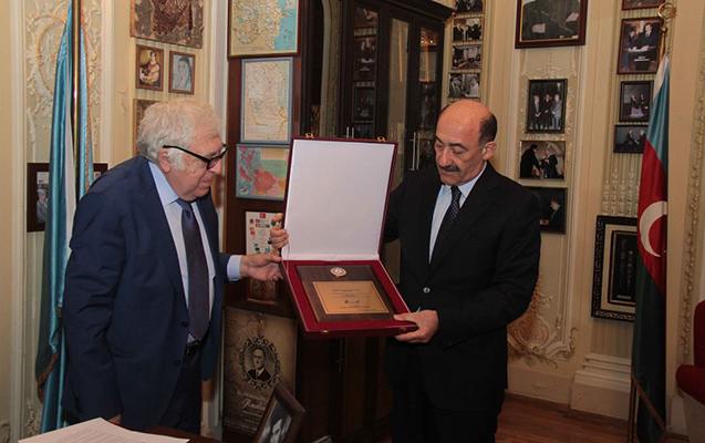 Anara Prezidentin Fəxri diplomu təqdim edildi  - FOTO