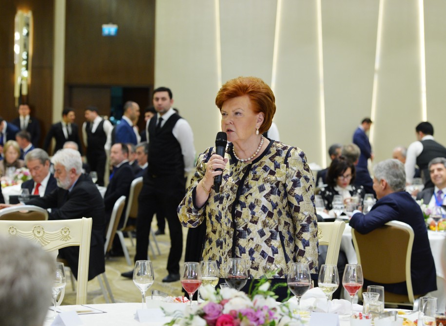 İlham Əliyev   ziyafət verdi (FOTOLAR)