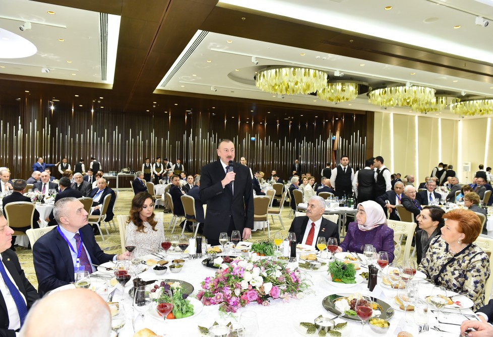 İlham Əliyev   ziyafət verdi (FOTOLAR)