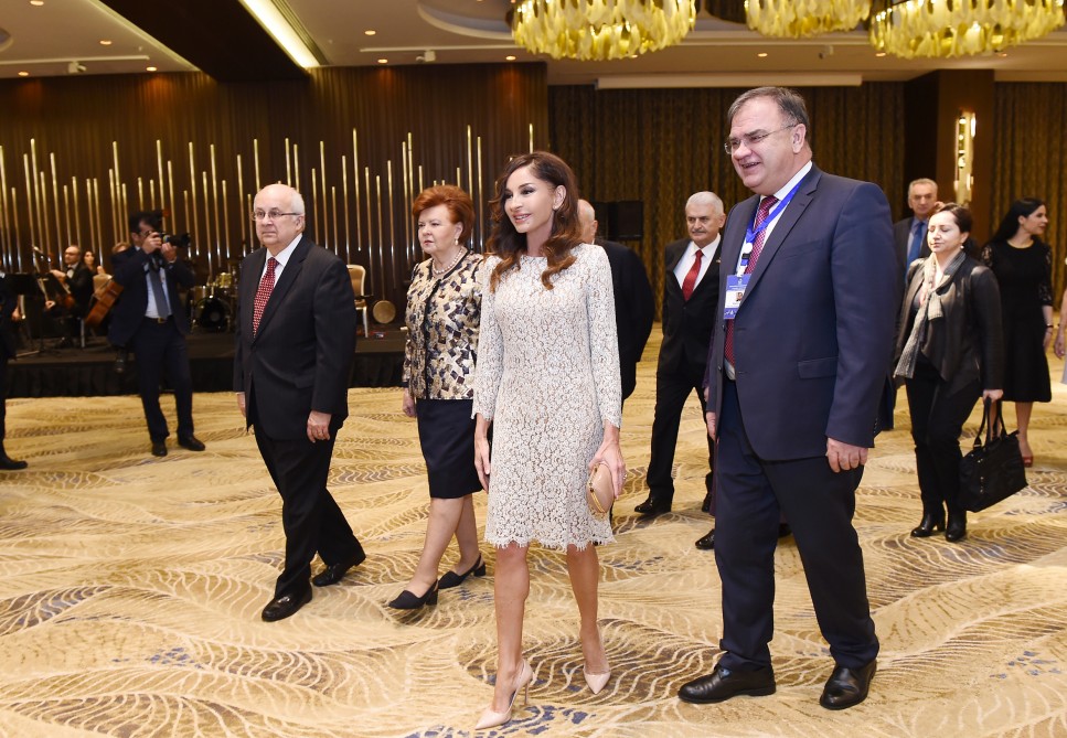 İlham Əliyev   ziyafət verdi (FOTOLAR)