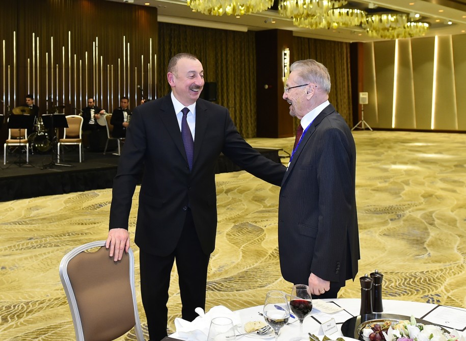 İlham Əliyev   ziyafət verdi (FOTOLAR)