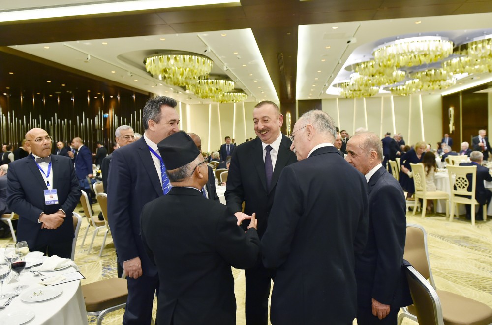İlham Əliyev   ziyafət verdi (FOTOLAR)