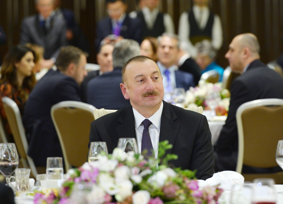 İlham Əliyev   ziyafət verdi (FOTOLAR)