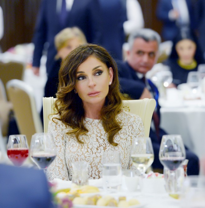 İlham Əliyev   ziyafət verdi (FOTOLAR)