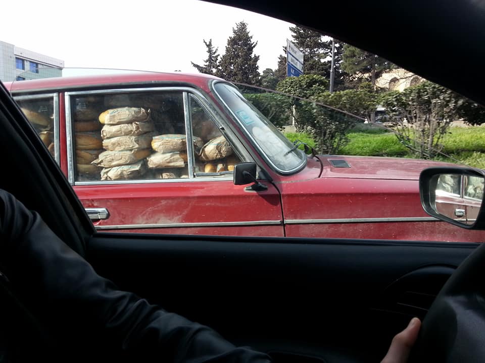 Bakıda çörəyi elə vəziyyətdə daşıdılar ki...  - FOTOLAR
