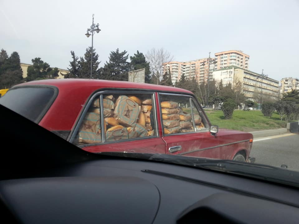 Bakıda çörəyi elə vəziyyətdə daşıdılar ki...  - FOTOLAR