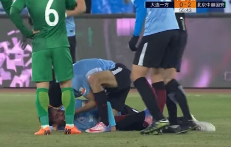 Məşhur futbolçu meydanda huşunu itirdi - FOTO + VİDEO 