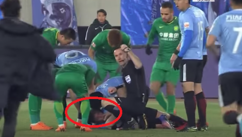 Məşhur futbolçu meydanda huşunu itirdi - FOTO + VİDEO 