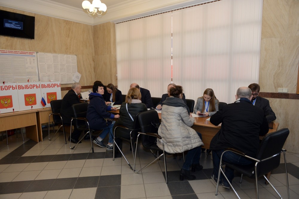 Bakıda Putinə səs vermək üçün növbəyə durdular -  FOTOLAR