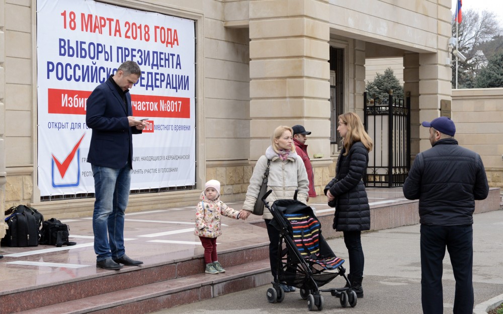 Bakıda Putinə səs vermək üçün növbəyə durdular -  FOTOLAR