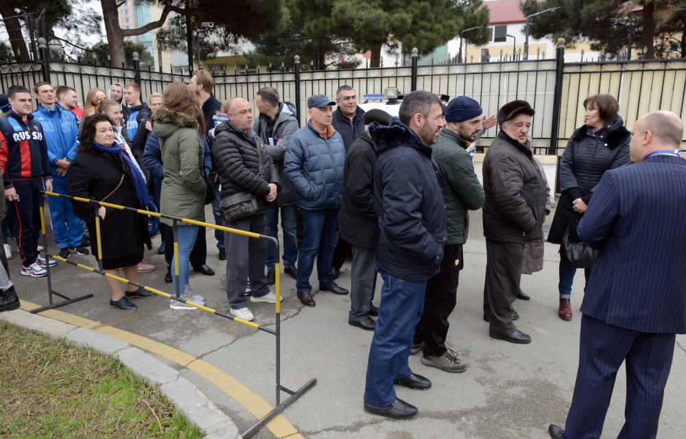 Bakıda Putinə səs vermək üçün növbəyə durdular -  FOTOLAR