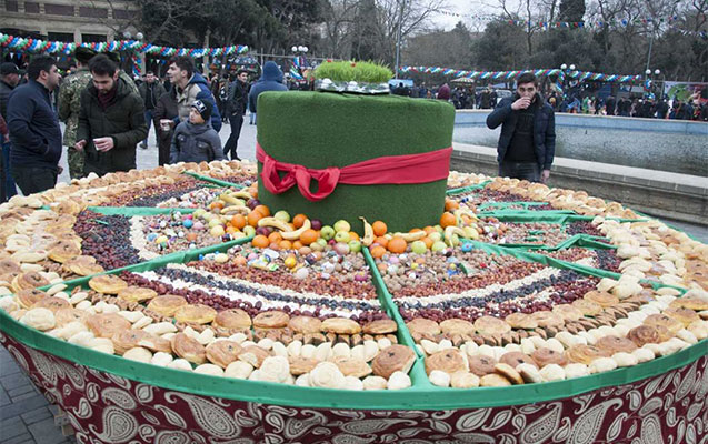 İcra başçısı uşaqlarla yumurta döyüşdürdü -  - FOTOLAR