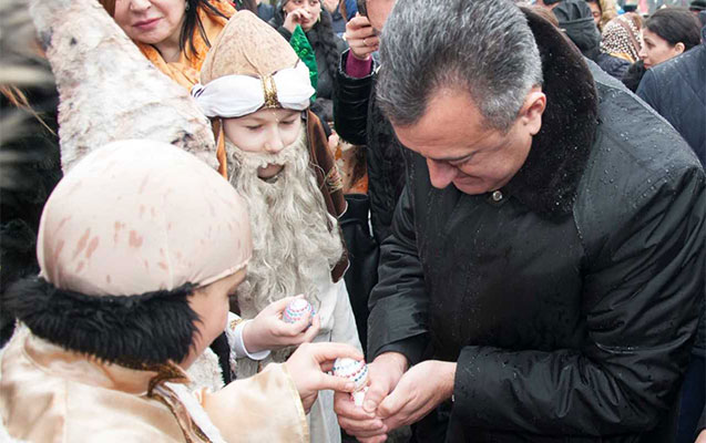 İcra başçısı uşaqlarla yumurta döyüşdürdü -  - FOTOLAR
