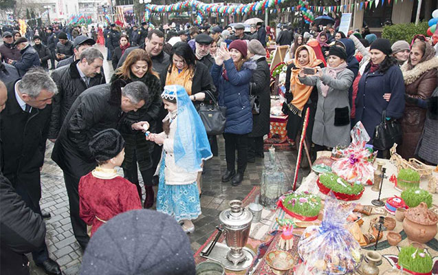 İcra başçısı uşaqlarla yumurta döyüşdürdü -  - FOTOLAR