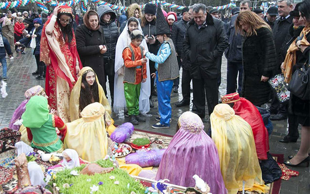 İcra başçısı uşaqlarla yumurta döyüşdürdü -  - FOTOLAR