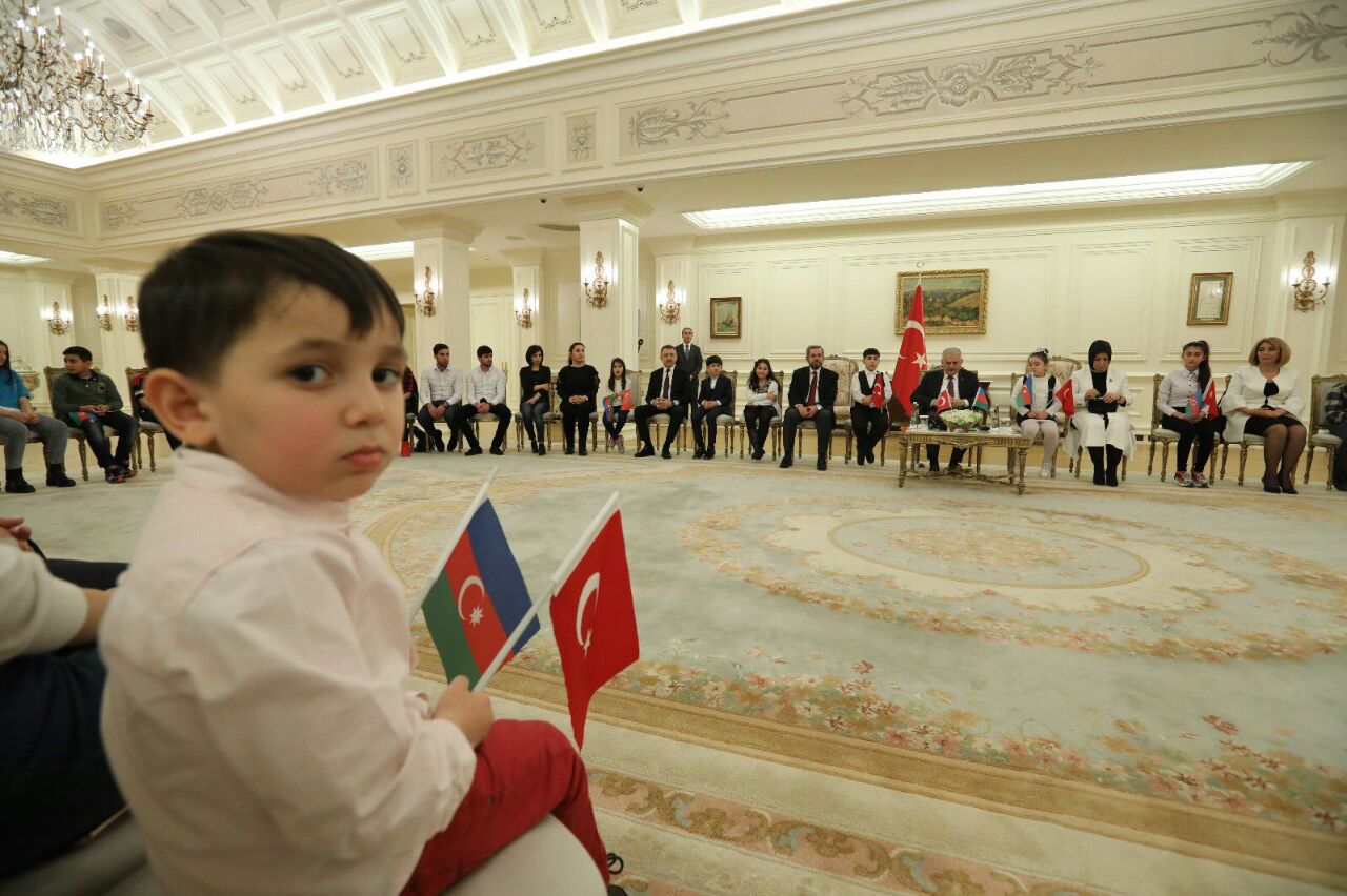 Binəli Yıldırım azərbaycanlı şəhid uşaqları ilə görüşüb - FOTO