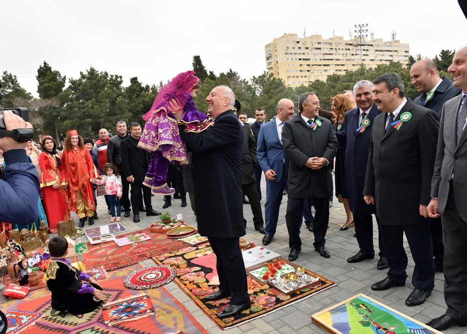 İcra başçısı yumurta döyüşdürdü -  FOTOLAR
