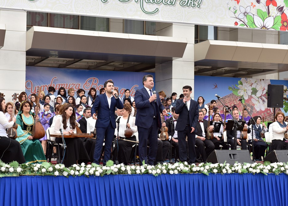 İcra başçısı yumurta döyüşdürdü -  FOTOLAR