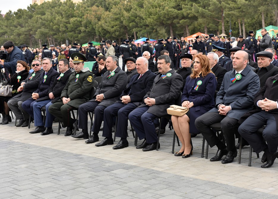 İcra başçısı yumurta döyüşdürdü -  FOTOLAR
