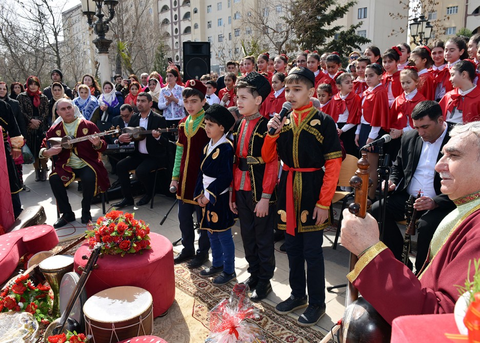 İcra başçısı yumurta döyüşdürdü -  FOTOLAR