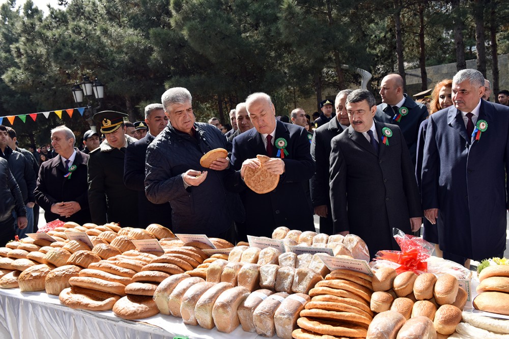 İcra başçısı yumurta döyüşdürdü -  FOTOLAR