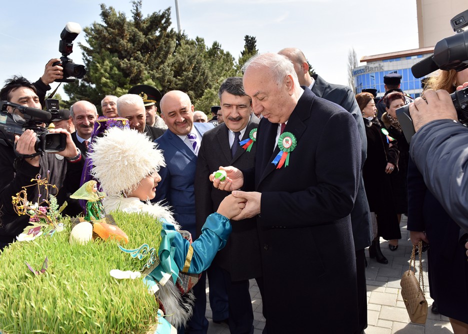 İcra başçısı yumurta döyüşdürdü -  FOTOLAR