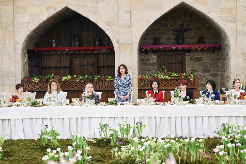 Azərbaycanın Birinci vitse-prezidenti diplomatik missiya rəhbərlərinin həyat yoldaşları ilə görüşüb -  FOTOLAR