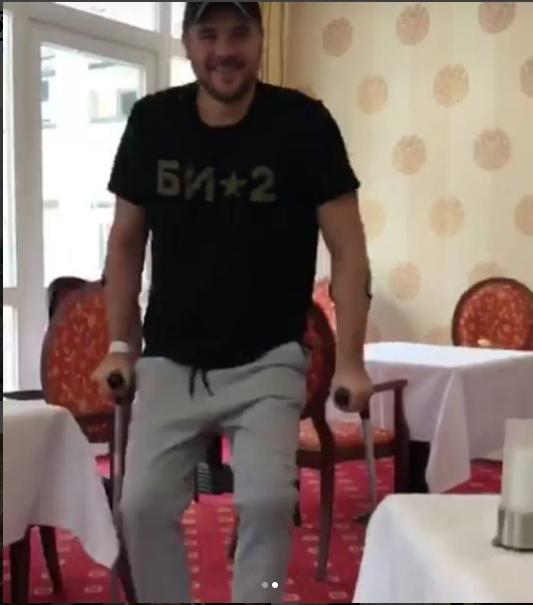 Emin ayağını sındırdı -  FOTO