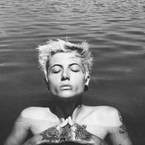 Lezbiyan olduğum üçün serialdan qovuldum - Məşhur aktrisa  - FOTO