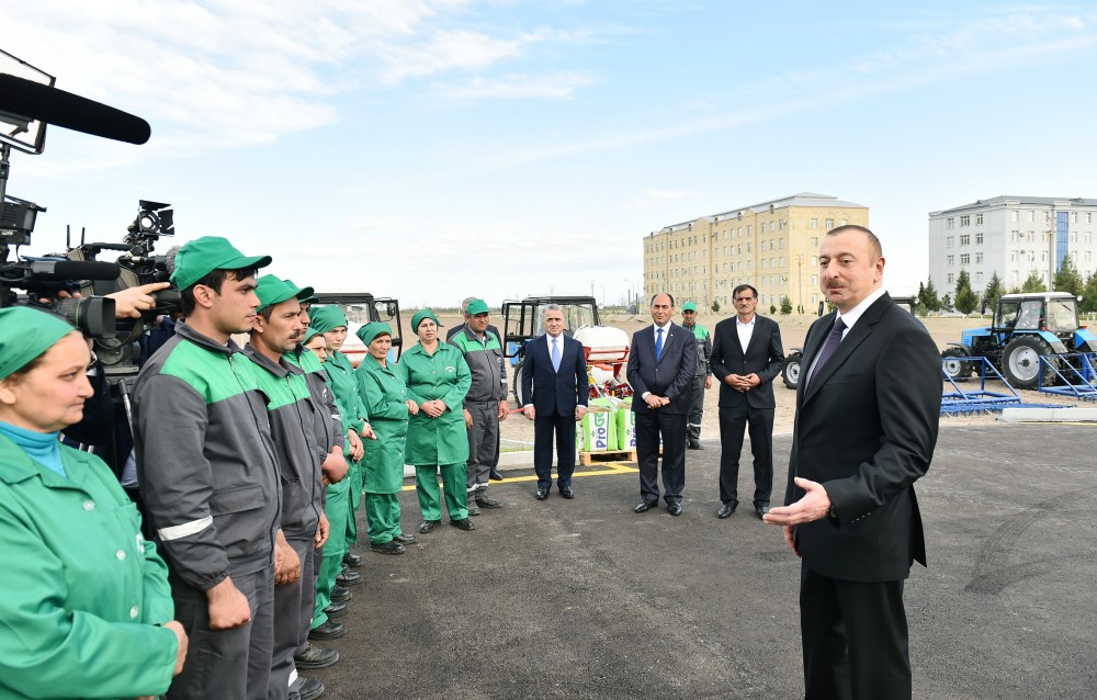 Ayda 300-350 manat maaş alırıq, yaxşı dolanırıq -  Prezident pambıqçılarla söhbətləşdi - FOTOLAR (YENİLƏNİB -1)