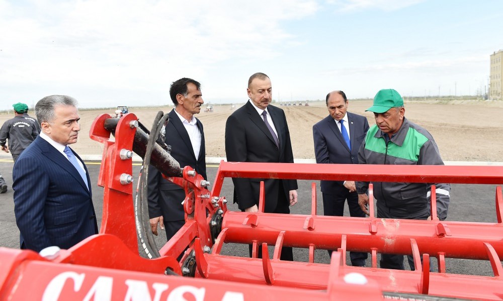 Ayda 300-350 manat maaş alırıq, yaxşı dolanırıq -  Prezident pambıqçılarla söhbətləşdi - FOTOLAR (YENİLƏNİB -1)