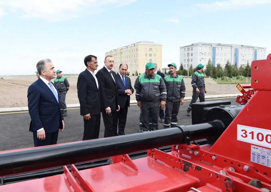 Ayda 300-350 manat maaş alırıq, yaxşı dolanırıq -  Prezident pambıqçılarla söhbətləşdi - FOTOLAR (YENİLƏNİB -1)