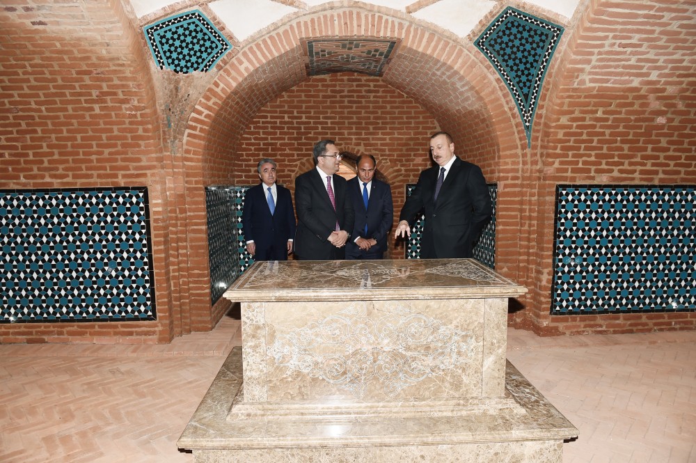 Prezident Bərdə türbəsində və Torpaqqala kompleksində - FOTO