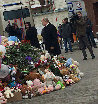 Putin yanğında özünü  atan gənci ziyarət edib 