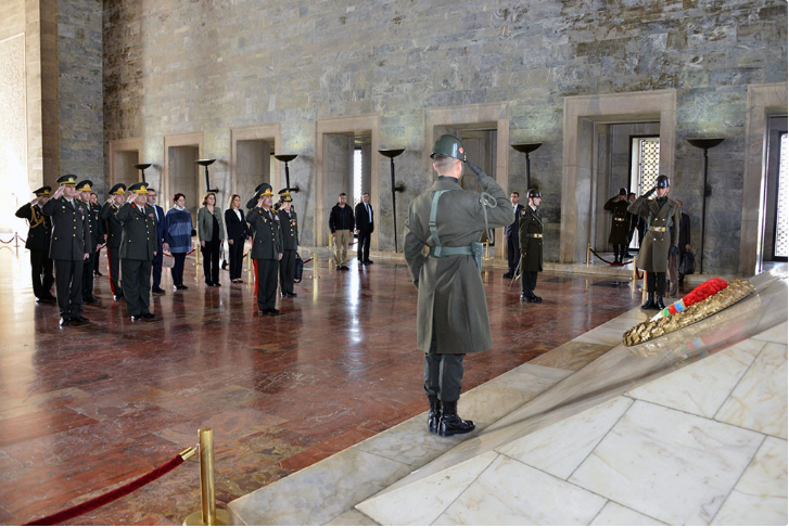 Müdafiə naziri Anıtqəbiri ziyarət edib - FOTO