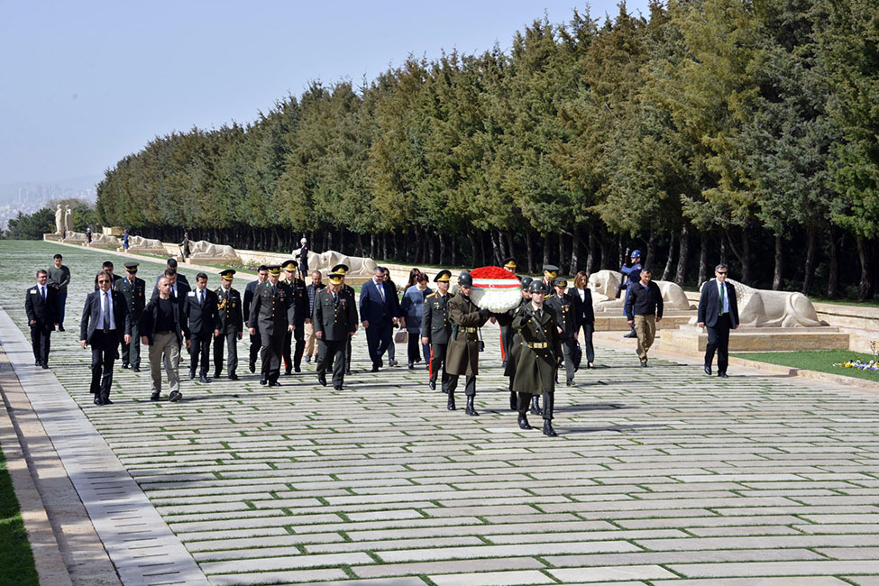 Müdafiə naziri Anıtqəbiri ziyarət edib - FOTO