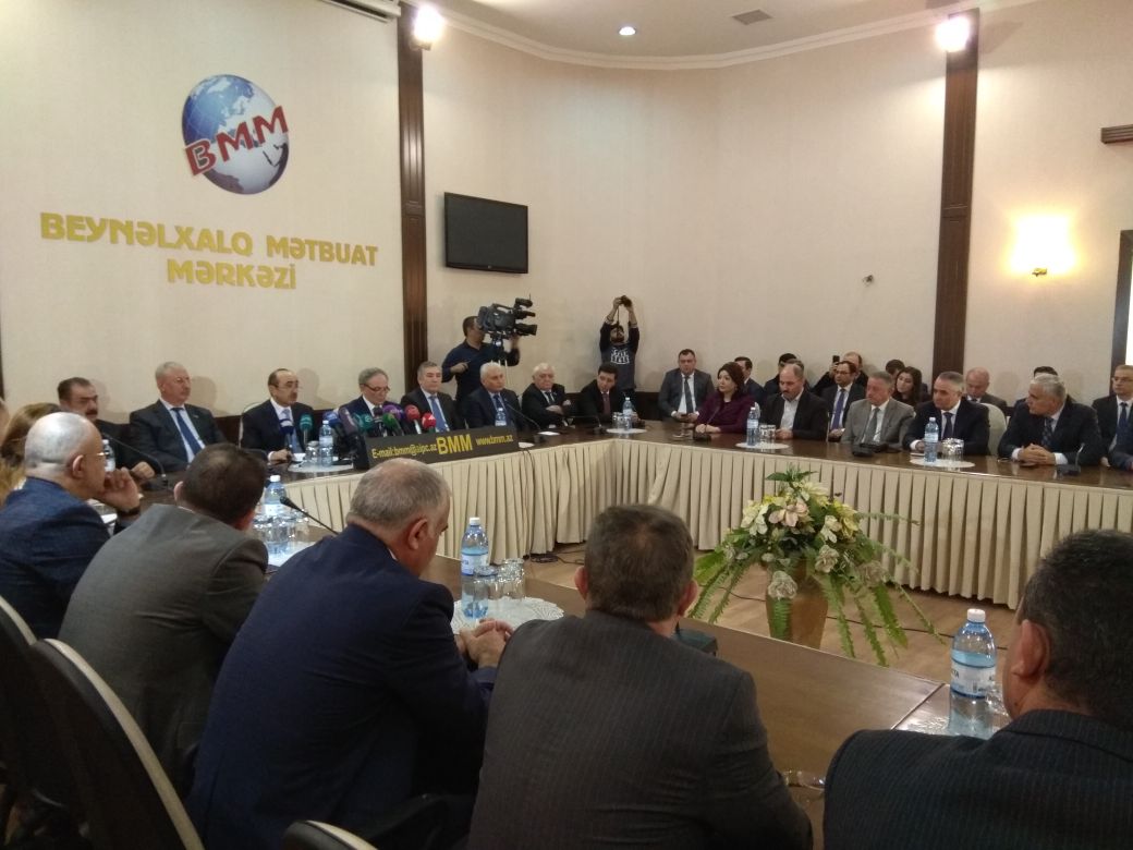 Bakıda KİV rəhbərləri TOPLAŞDI:  Sosial şəbəkələr mövzusunun müzakirəsinə... (FOTOLAR)