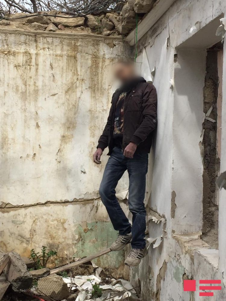 Bakıda İNTİHAR:   Kişi özünü asdı (FOTO)