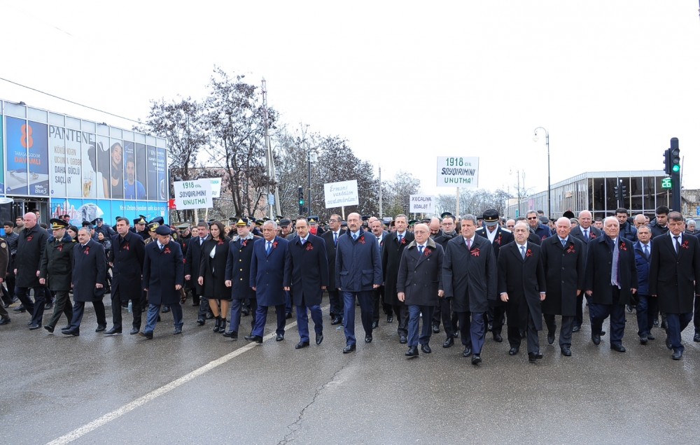 Prezident köməkçisi, dövlət və hökumət rəsmiləri yürüşdə -  FOTOLAR