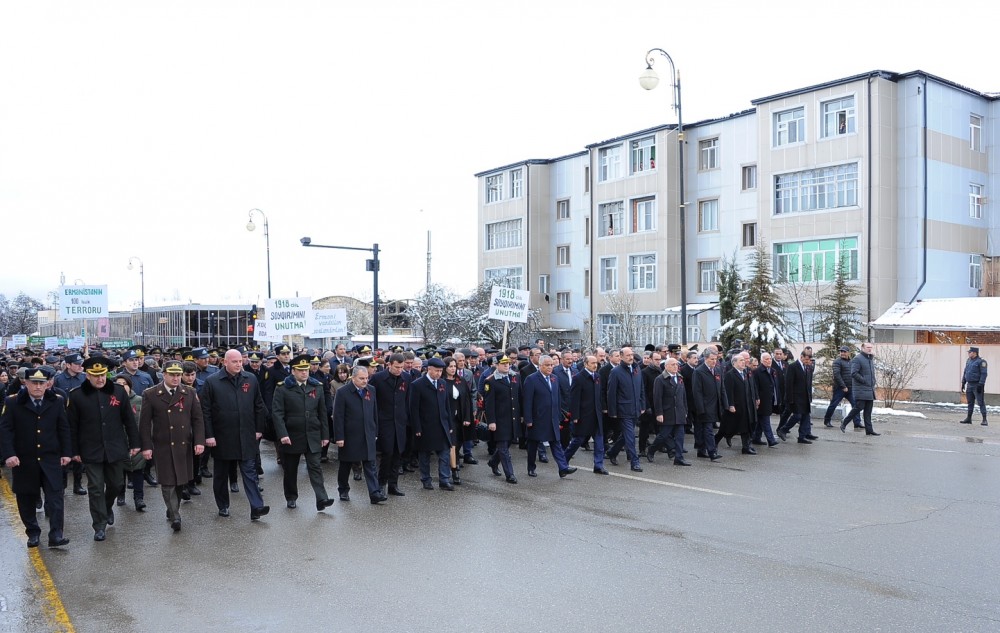 Prezident köməkçisi, dövlət və hökumət rəsmiləri yürüşdə -  FOTOLAR
