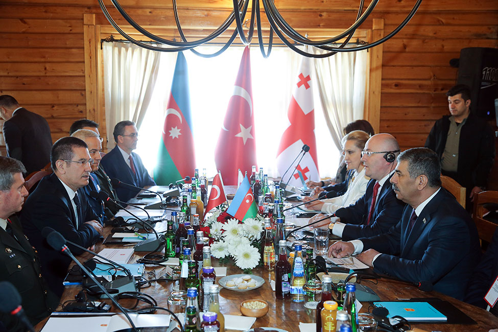 Üç ölkənin müdafiə nazirləri görüşdü -  FOTO (Yeni-2)